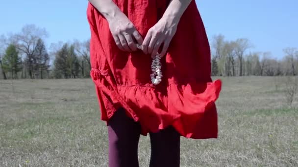 Primo piano di una donna vestita di rosso — Video Stock