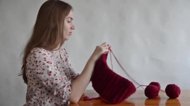 Genç kadın paketleme