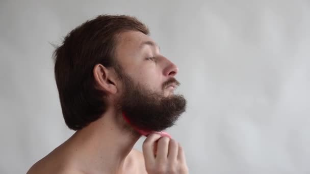 Man brushing his beard — Stock Video