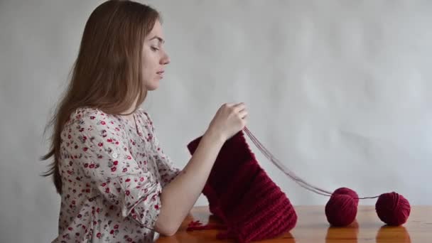 女人在桌旁针织 — 图库视频影像