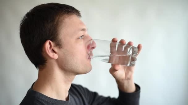 Hombre agua potable — Vídeos de Stock