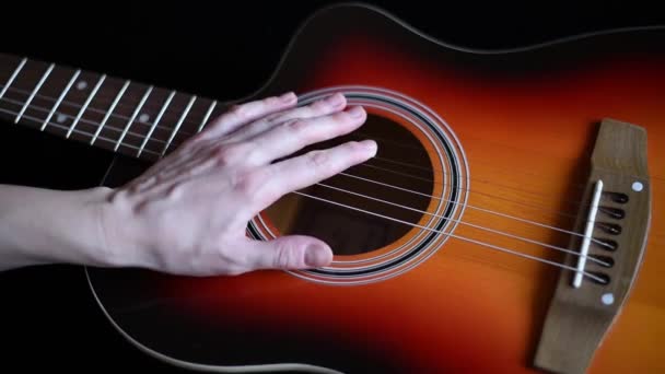 Dedo mão pegar cordas guitarra acústica — Vídeo de Stock