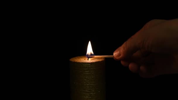 Установка свечи в темноте — стоковое видео