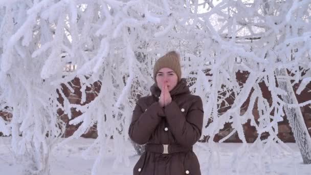 气候变暖她手里的女人 — 图库视频影像