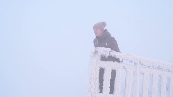 Γυναίκα στην ομίχλη χειμώνα — Αρχείο Βίντεο