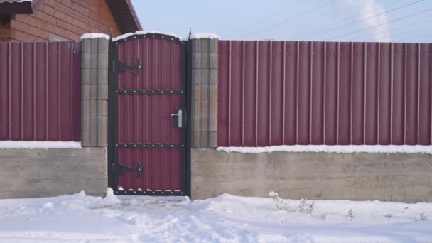 Femme frappant à la porte — Video