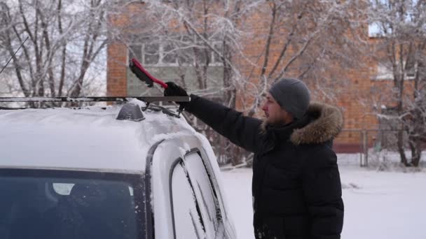 Homme de nettoyage de la voiture — Video