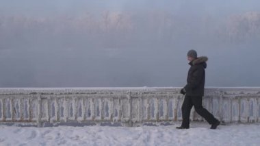 adam elini sallayarak