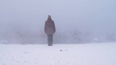 Puslu nehir kıyısında duran kadın