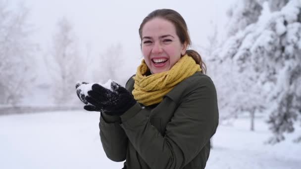 Femme souffle de la neige des mains — Video