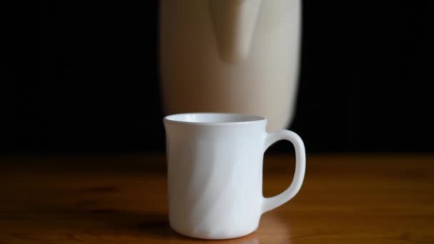 Llenar una taza con agua hirviendo — Vídeos de Stock