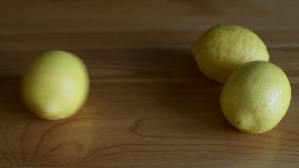 Лимон скатывается по столу — стоковое видео