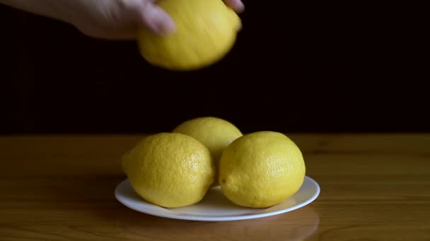 Preparazione di una tazza di tè al limone — Video Stock