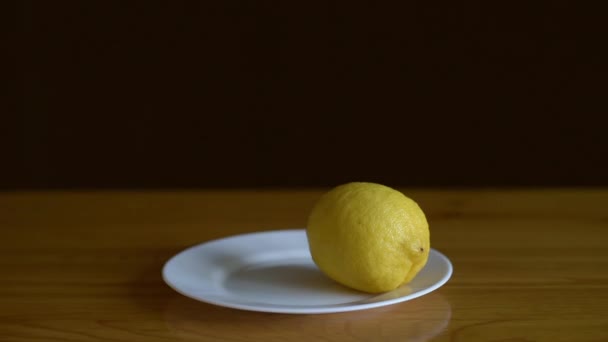 Mettre des citrons dans une assiette 