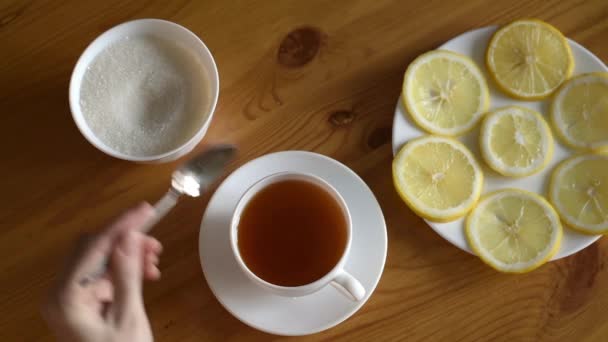 Poner azúcar y limón en el té — Vídeos de Stock