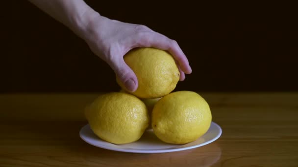 Prendre un citron et le remettre 