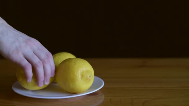 Llevándose limones y devolviéndolos — Vídeos de Stock