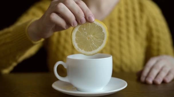 Zitrone in eine Teetasse geben — Stockvideo