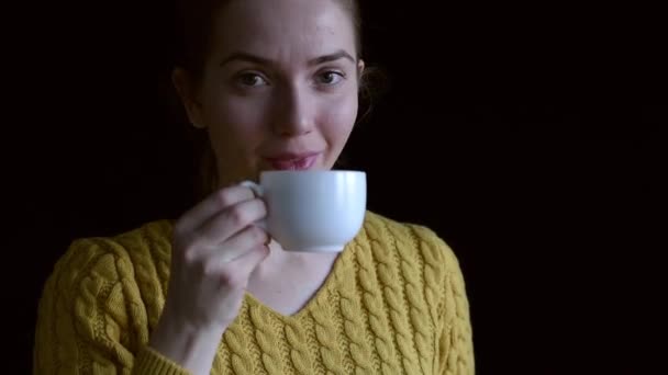 Mujer bebiendo una taza de té — Vídeos de Stock