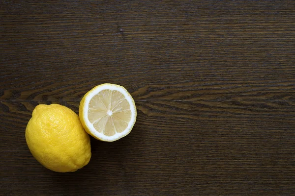 Лимони на дерев'яному столі — стокове фото