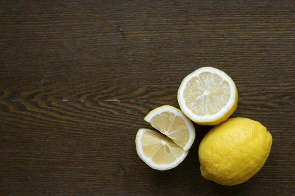 Limones en una tabla de madera —  Fotos de Stock