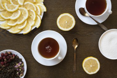 Ahşap tahta üzerinde limonlu çay