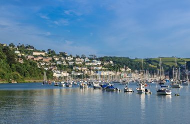 Kingswear ve Dartmouth Dart Haliç üzerinde demirleyen tekneleri