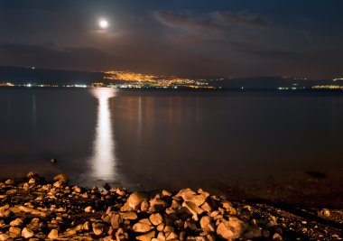 İsrail. Taberiye Gölü, gece manzarası.