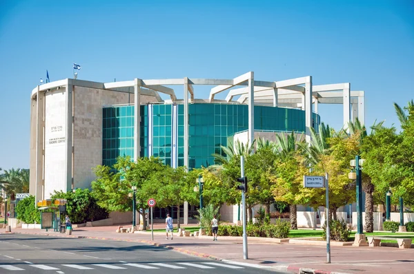 Beer-Sheva, edificio de arquitectura moderna, en la avenida principal — Foto de Stock