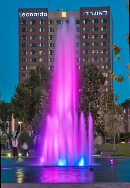 Fountain in the park near the hotel "Leonardo" — Stock Photo, Image