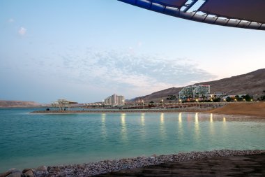 Ölü Deniz'in de akşam. Leonardo Hotels.