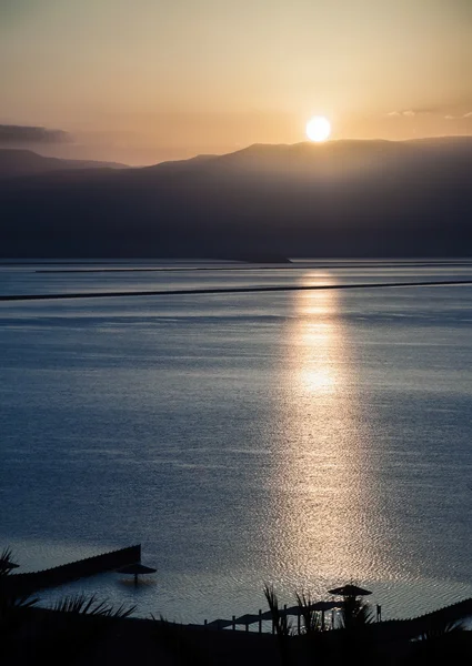 Восход солнца в мертвом море . — стоковое фото
