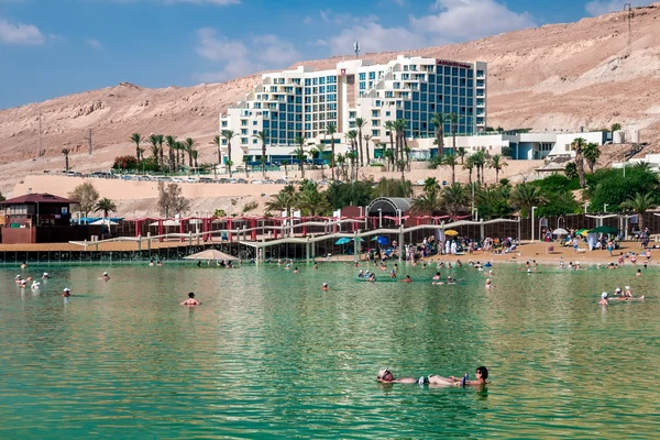 Turistas en la playa del Mar Muerto . — Foto de Stock