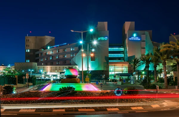 Beer-Sheva, a entrada central do hospital, noite "Magpie" . — Fotografia de Stock