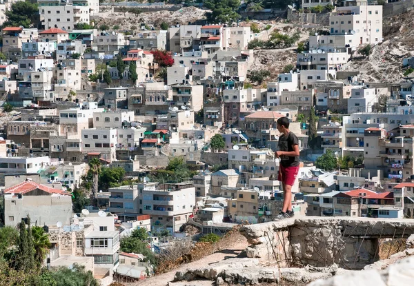 Menino árabe no fundo trimestre de Silwan em Jerusalém . — Fotografia de Stock