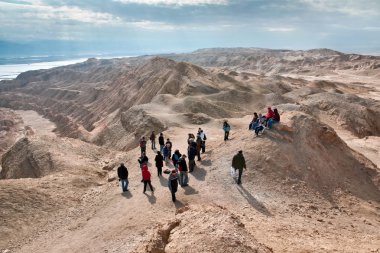 Judean desert gezilere turist bir grup. Mount Sodom, İsrail 20.01.2012