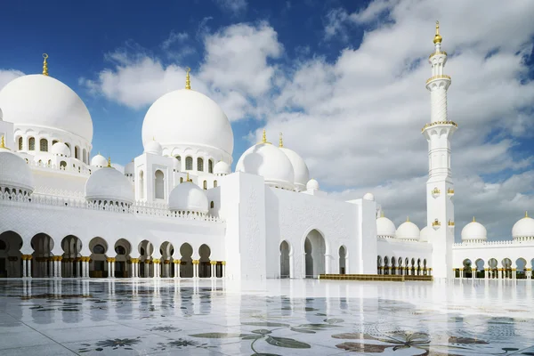 Mesquita branca famosa Emirates United árabe — Fotografia de Stock