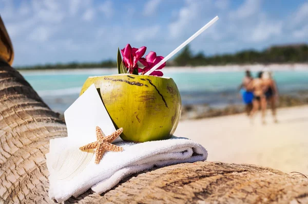 Cocktail cocco spiaggia paradiso caraibico — Foto Stock