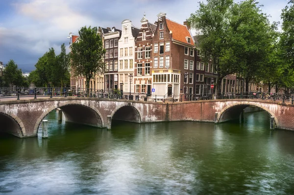 Ponte e casas em Amsterdã — Fotografia de Stock