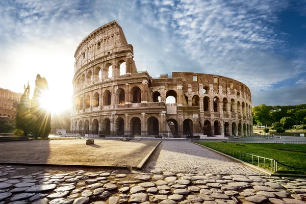 Колизей в Риме и утреннее солнце, Италия — стоковое фото