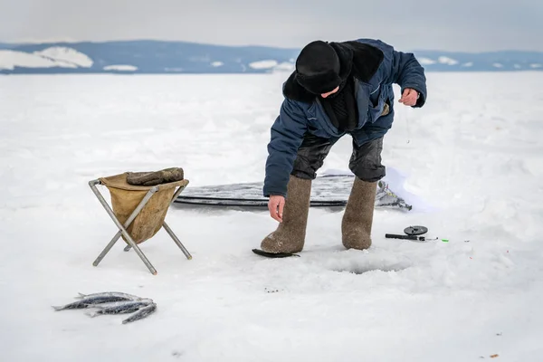 Lago Baikal Siberia Russia Marzo 2020 Pesca Invernale Sul Ghiaccio — Foto Stock