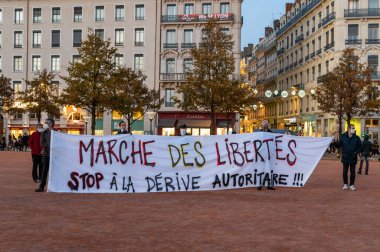 28 Kasım 2020, Lyon, Rhne Alpes Auvergne: Lyon 'daki küresel güvenlik yasasını protesto. Bandrole otoriter bir sürüklenmeyi kınıyor