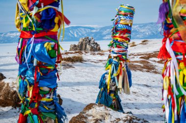 Rusya 'daki Baykal Gölü' ndeki Olkhon Adası 'nda şamanik ve budist dualarının renkli görüntüleri. Kutsal ve şamanik anka manzarası