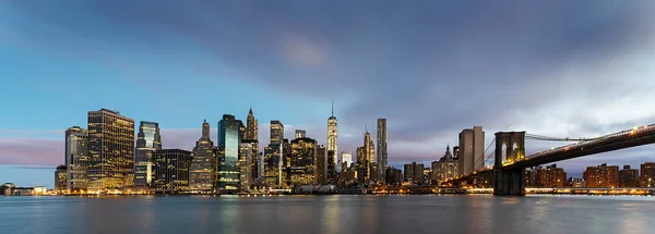 美丽的日出与曼哈顿和布鲁克林桥的曼哈顿美国 — 图库照片