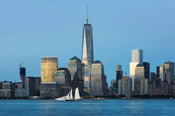 ニューヨーク市の高層ビル群とニューヨーク市の高層ビル群 — ストック写真