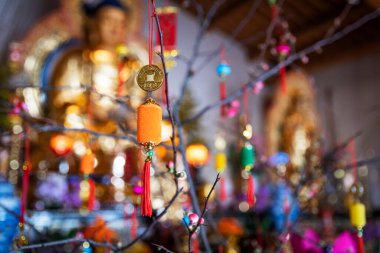 Şubat 07 2021, Sainte Foy les Lyon, Fransa: Budist tapınağında dekorasyon unsurları. Ruhani bir yerde dinsel nesneler