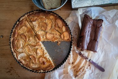 Mutfaktaki masada tatlılar.