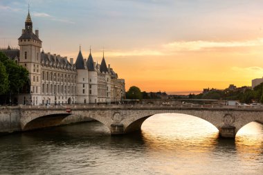 Consiergerie, Pont Neuf ve Seine nehri güneşli yaz günbatımında tur teknesiyle, Paris, Fransa