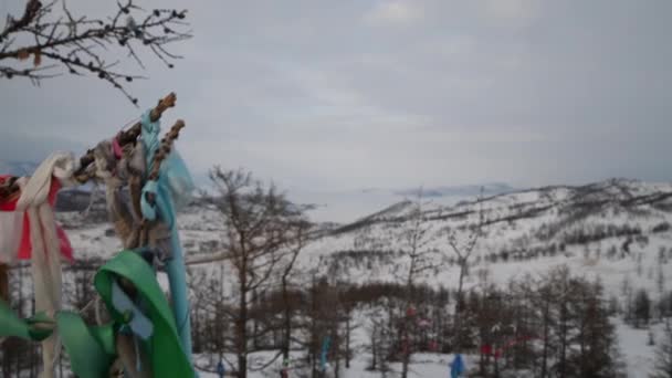 ロシアのバイカル湖のオルホン島でのシャーマンと仏教徒の祈りのカラーショット 神聖でカメナニックな岩の眺め — ストック動画