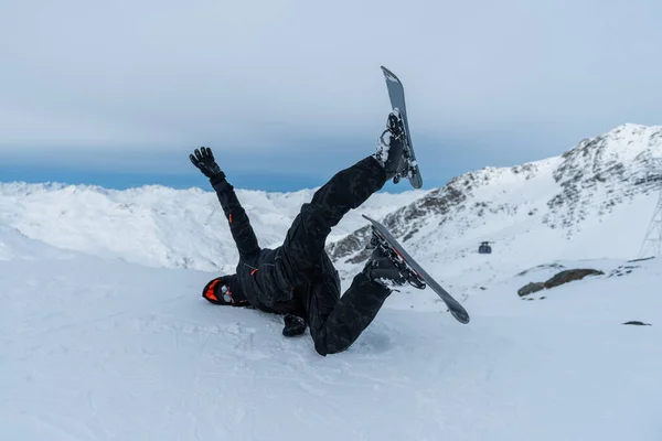 Een Skiër Die Sneeuw Top Van Berg Valt — Stockfoto